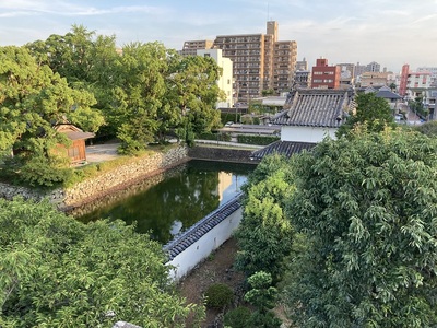 天守台から人質櫓遠景