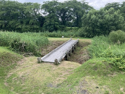 北館と西館間の堀とその中央の土塁に掛かる橋