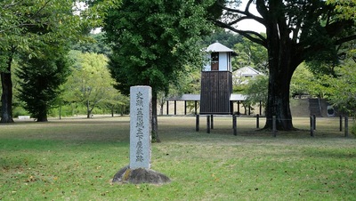 下屋敷の碑と時鐘楼