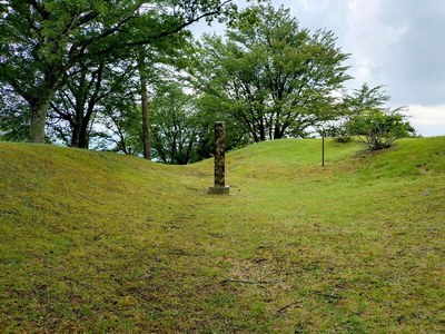 本丸を囲む土塁