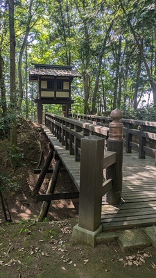 復元櫓門と木橋