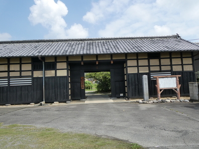 長屋門と間庭念流の石碑・案内板