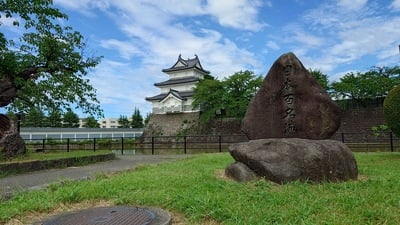 三重櫓をバックに