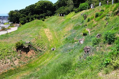 小牧山城南側にある土塁と空堀（東側）