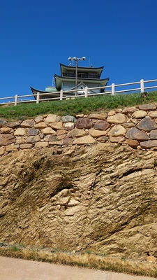 復元石垣と切り立てられた岩盤