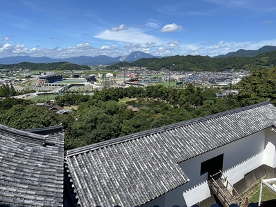 天守三階から見た伊吹山と玄宮園