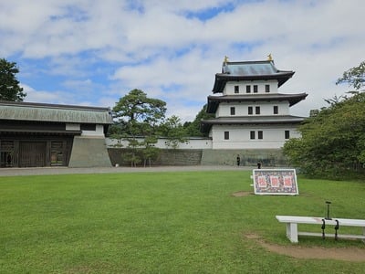 出口から天守を