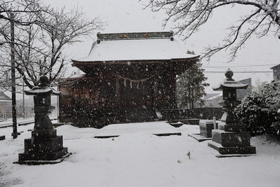 向かいにある八幡宮