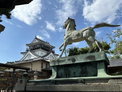 龍城神社の神馬像と天守