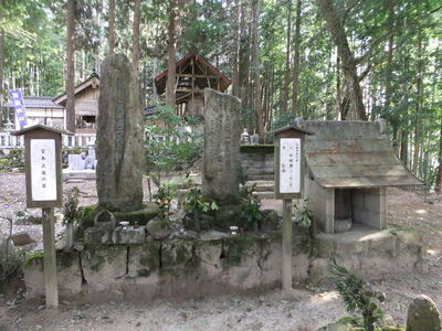 武蔵と両親の墓（武蔵神社）