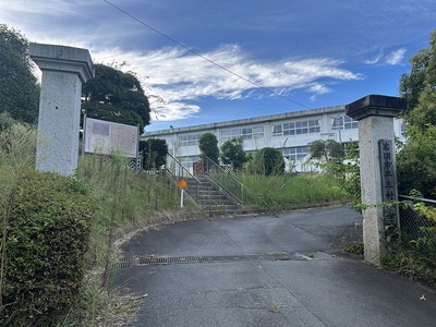 旧三村小学校正門