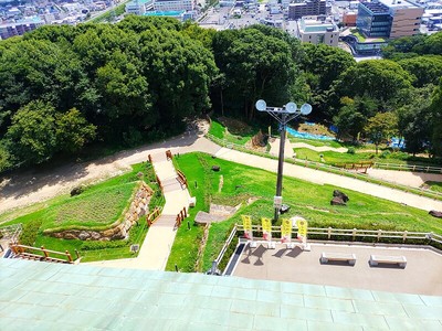 小牧山歴史館より本郭を見下ろす