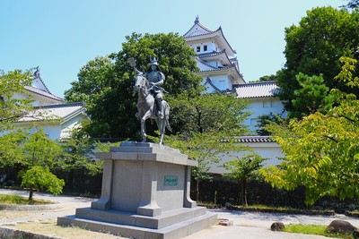 戸田氏鉄公騎馬像と天守