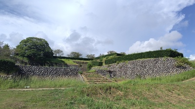 本丸付近復元石垣全景