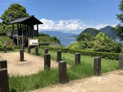 掘立柱建物跡と復元櫓