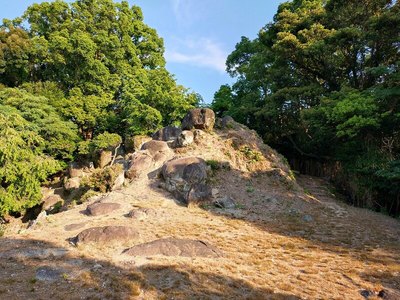 主郭と2郭の間にある岩石群