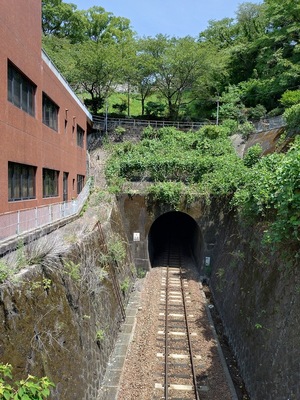 城址の下を通る鉄道