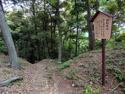 本丸の桝形虎口と案内板