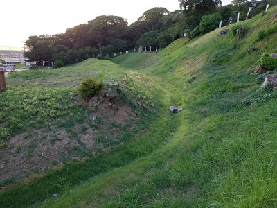 南側山麓の土塁と空堀