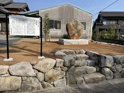 今年4月の城址碑