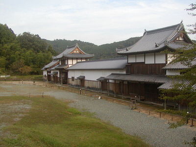 物見櫓(写真右手前)から中御門(写真奥)を陣屋内から