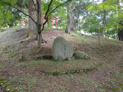 鳥居と歌碑