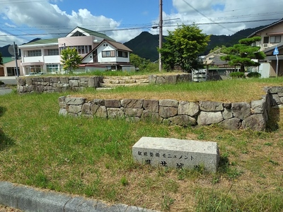 黒井駅前の復元石垣