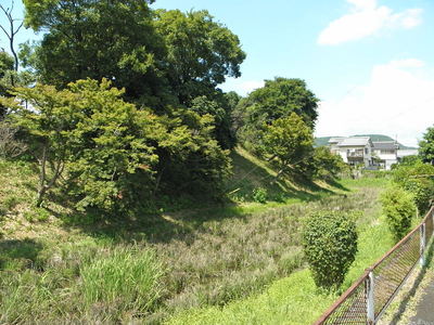 本丸の堀と土塁（東側）