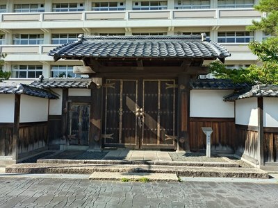 藩校明倫館校門