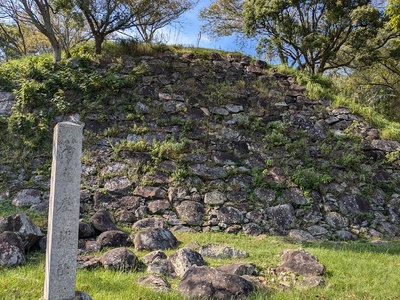 石碑と大手口の石垣