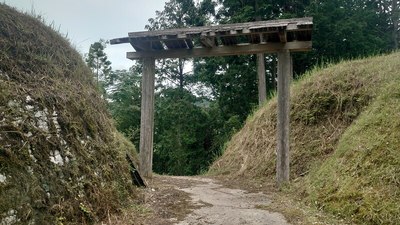 堀切に建つ門