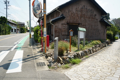 県道からの登城口