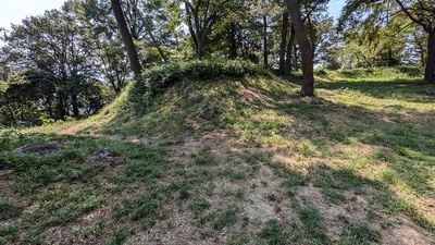 虎口と土塁（本丸内側から）