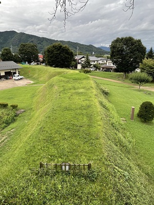 本丸を囲む土塁