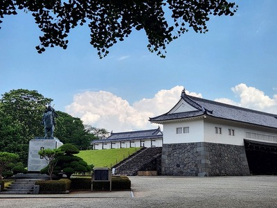 最上義光騎馬像・二ノ丸東大手門