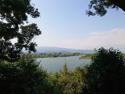 神社裏手から筑後川を望む