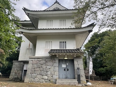 八幡丸跡に建てられている模擬天守