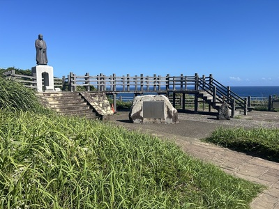 於萬の方の銅像が立つ1郭の風景