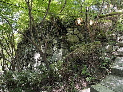 村雲瑞龍寺門石段脇の本丸石垣