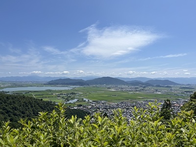 北の丸から見た観音寺城（正面）と安土城（観音寺城の左下）