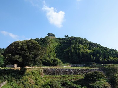 花ノ壇から眺める山中御殿と月山