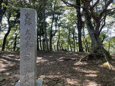 主郭部に建てられている石碑