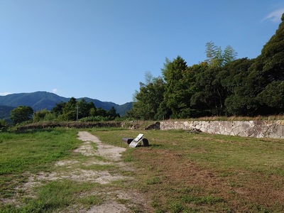 多聞櫓跡の石垣遠景