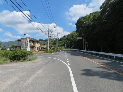 最上稲荷大鳥居側からの交差点