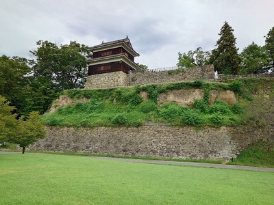 尼ヶ淵から見る西櫓と石垣