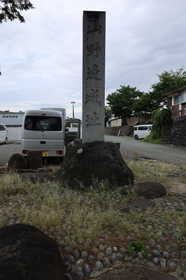 駐車場と石碑