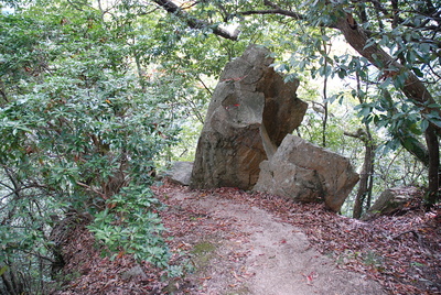 登城路の途中にある巨石