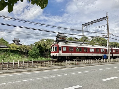 東隅櫓と近鉄電車