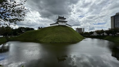 清明台と堀と逆さ清明台