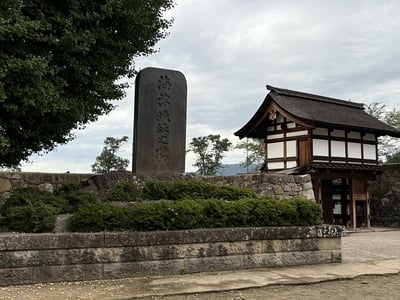 海津城址碑と北不明門（櫓門）